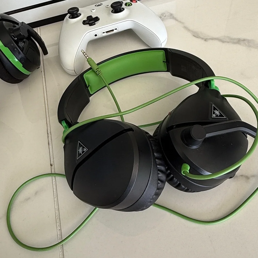 Xbox One S Bundle – Console + Controller + 2 Turtle Beach Headsets
